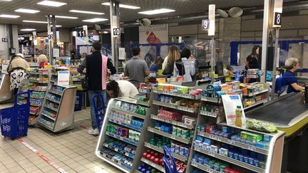 La caisse d'un supermarché Carrefour à Toulon (Var). (HUGO CHARPENTIER / RADIO FRANCE)