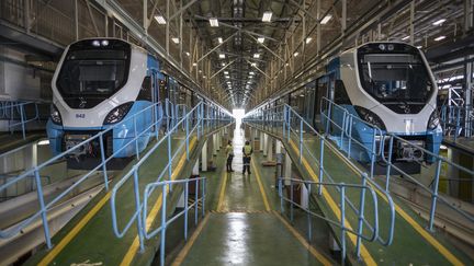 Les nouveaux trains de banlieue sud-africains, construits en collaboration avec le français Alstom, dans l'entrepôt de Wolmerton près de Prétoria, le 10 mars 2021. (MICHELE SPATARI / AFP)