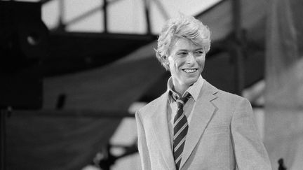 David Bowie en concert à l'hippodrome d'Auteuil, à Paris, le 9 juin 1983. (PHILIPPE WOJAZER / AFP)