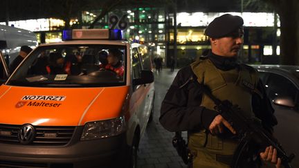 Un policier devant le stade d'Hanovre (Allemagne), lors de l'évacuation du stade, mardi 17 novembre.&nbsp; (PATRIK STOLLARZ / AFP)