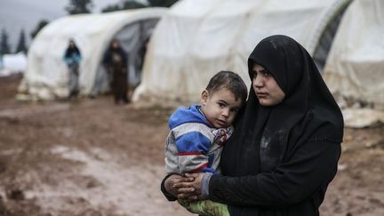 Une femme et son fils, déportés d'Alep, dans un camp de réfugiés de la province d'Idlib le 24 décembre 2016. (Cem Genco/Anadolu Agency/AFP)