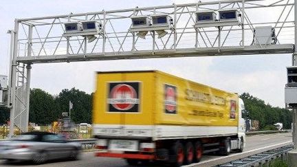 Camion passant sous un portique de péage en Allemagne. (KAI-UWE KNOTH / DDP / AFP)