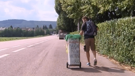 Un homme décide de marcher contre les déchets