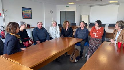 Lors d'un groupe de parole d'agriculteurs à la Mutualité sociale agricole (MSA) de Cahors, avril 2024. (ANNE-LAURE DAGNET / RADIO FRANCE)