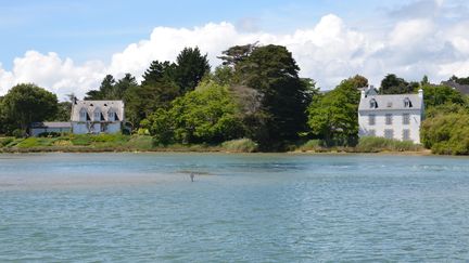 Des maisons aux volets clos, le 13 juin 2019 à Arzon (Morbihan). (THOMAS BAIETTO / FRANCEINFO)