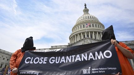 Des militants pour les droits humains réclament la fermeture de la prison de Guantanamo, le 5 avril 2023, lors d'une manifestation devant le Congrès à Washington (Etats-Unis). (CELAL GUNES / ANADOLU AGENCY / AFP)