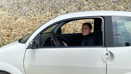 À 17 ans, Alice est déjà une conductrice expérimentée : elle possède sa voiture sans permis depuis trois ans. (BORIS LOUMAGNE / FRANCEINFO)