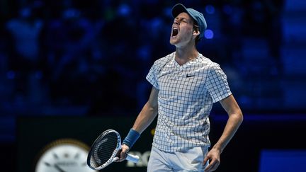 Jannik Sinner, lors de son match face à Hubert Hurkacz au Masters ATP, le 16 novembre 2021,&nbsp;à Turin. (MARCO BERTORELLO / AFP)