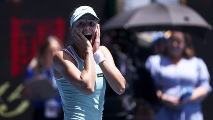 La Polonaise Magda Linette exulte mais n'en revient pas après sa victoire contre Karolina Pliskova en quart de finale de l'Open d'Australie, à Melbourne, le 25 janvier 2023. (DAVID GRAY / AFP)