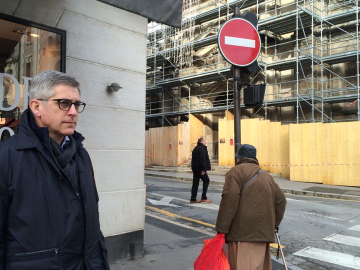 Le maire (LR) Frédéric Valletoux&nbsp;dans la rue Grande, à Fontainebleaux (Seine-et-Marne), non loin de l'église Saint-Louis, lundi 11 janvier.&nbsp; (KOCILA MAKDECHE / FRANCETV INFO)