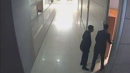 Deux terroristes arm&eacute;s entrent dans le bureau du procureur&nbsp;Mehmet Selim Kiraz, le 31 mars 2015, &agrave; Istanbul (Turquie). (COURTHOUSE SURVEILLANCE CAMERA / ANADOLU AGENCY)