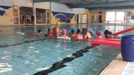 Les élèves de la classe de 6e C du collège de Vallauris (Alpes-Maritimes) ont deux heures de cours de natation par semaine. (SOLENNE LE HEN / FRANCEINFO)