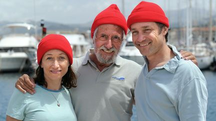 Jean-Michel Cousteau (C), fils du commandant Jacques-Yves Cousteau, pose avec ses enfants C&eacute;line (G) et Fabien (D) apr&egrave;s une plong&eacute;e avec des membres historiques de l'&eacute;quipage de la Calypso, le 11 juin 2010 au large de Marseille. (GERARD JULIEN / AFP)