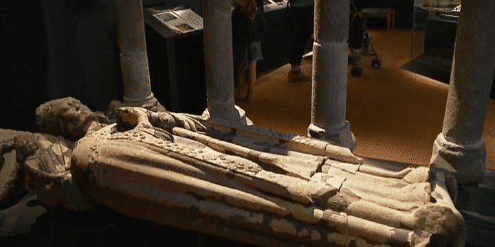 Parmi les plus belles pièces découvertes depuis 1978, ce sarcophage du Moyen-Age.
 (France 3 / Culturebox)