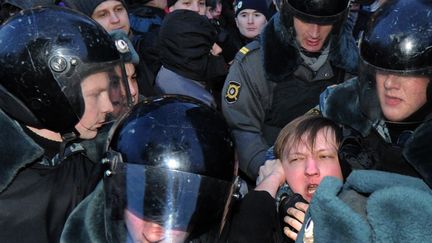 Des policiers interpellent un manifestant &agrave; Moscou (Russie), le 5 mars 2012. (KIRILL KUDRYAVTSEV / AFP)