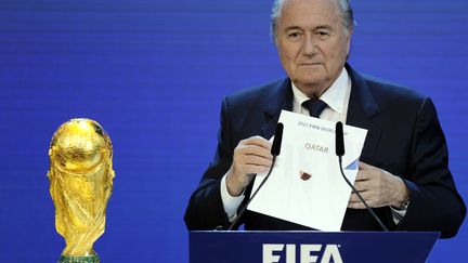 Le pr&eacute;sident de la Fifa Sepp Blatter annonce que l'organisation de la Coupe du monde de football 2022 est attribu&eacute;e au Qatar le 2 d&eacute;cembre 2010. (PHILIPPE DESMAZES / AFP)