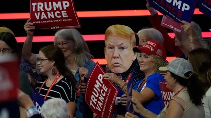 Attention à ne pas prendre la grosse tête. Dans le public, un fan porte un masque géant à l'effigie de Donald Trump, le 16 juillet 2024. (DAVID BANKS /UPI / SHUTTERSTOCK / SIPA)