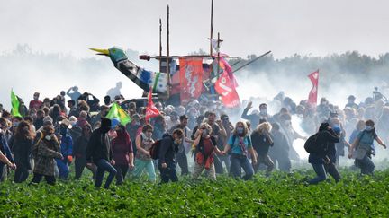 Des manifestants près du site de construction d'une réserve d'eau pour l'irrigation agricole, à Sainte-Soline (Deux-Sèvres), le 29 octobre 2022. (PASCAL LACHENAUD / AFP)