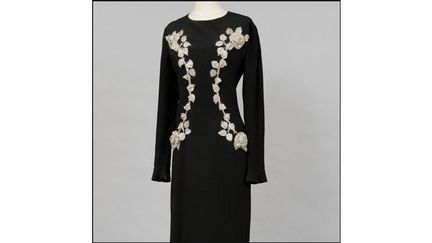 Chanel haute couture par Karl Lagerfeld, CIRCA 1985. Robe du soir longue en soie noire. Estimation : 1.500 / 1.600 €
 (Chanel)