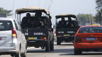 Des forces spéciales ivoiriennes se dirigent vers le lieu de la fusillade à Grand-Bassam, près d'Abidjan (Côte d'Ivoire), le 13 mars 2016. (JOE PENNEY / REUTERS)