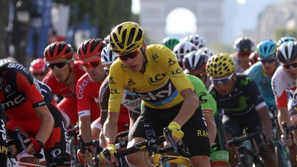 Le Britannique Christopher Froome a remporté son troisième Tour de France, dimanche 24 juillet, sur les Champs-Elysées. (KENZO TRIBOUILLARD / AFP)