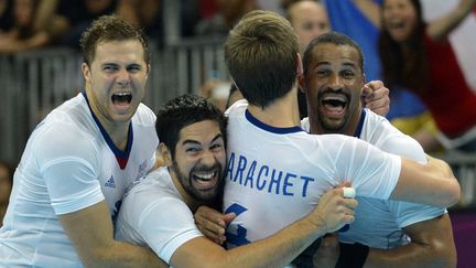 L'&eacute;quipe de France de handball apr&egrave;s sa victoire contre la Su&egrave;de, aux Jeux olympiques de Londres, le 12 ao&ucirc;t 2012. (CHRISTOPHE SIMON / AFP)