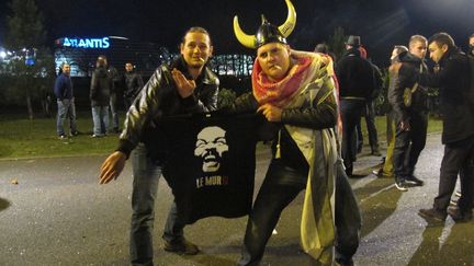 Deux spectateurs de Dieudonn&eacute; devant le Z&eacute;nith de Saint-Herblain (Loire-Atlantique), jeudi 9 janvier 2013. (FABIEN MAGNENOU / FRANCETV INFO)