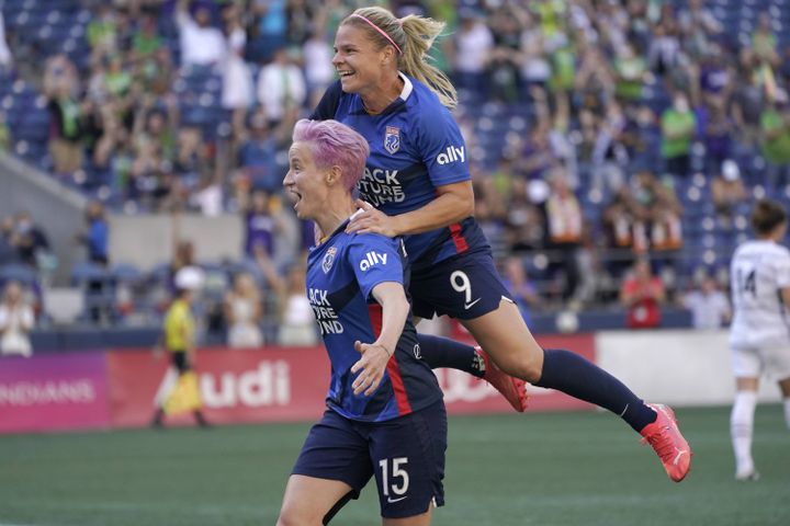 Megan Rapinoe celebrates her goal with Eugenie Le Sommer against the Portland Thorns on Sunday, August 29, 2021, in Seattle.  (TED S. WARREN / AP / SIPA / SIPA)