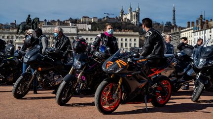Des motards manifestent contre l'interdiction de circuler entre les files,&nbsp;le 20 février 2021 à Lyon (Rhône). (NICOLAS LIPONNE / HANS LUCAS / AFP)