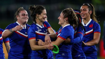 Jessy Trémoulière (à gauche) et Gaëlle Hermet (à droite) se congratulent lors de la Coupe du monde, le 22 octobre 2022. (MARTY MELVILLE / AFP)