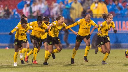 La joie des joueuses jamaïcaines à l'issue de la séance de tirs au but victorieuse contre le Panama, à Frisco (Floride), le 17 octobre 2018. (BRAD SMITH/ SIPA)