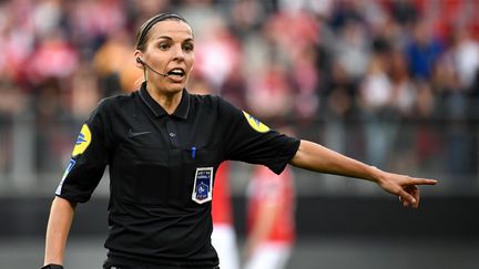 L'arbitre Stephanie Frappart, le 19 avril 2019,&nbsp;lors du match de Ligue 2 entre&nbsp;Valenciennes et Beziers. (FRANCK FIFE / AFP)