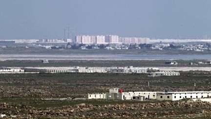 La ville de Homs (Syrie), inlassablement bombard&eacute;e par l'arm&eacute;e de Bachar Al-Assad depuis d&eacute;but f&eacute;vrier, vue depuis la fronti&egrave;re libanaise le 25 f&eacute;vrier 2012. (JOSEPH EID / AFP)