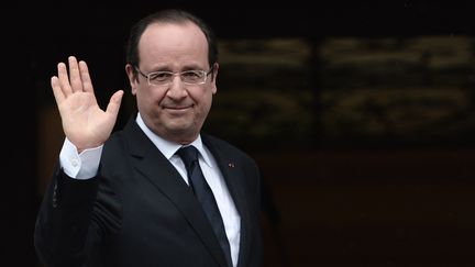 Fran&ccedil;ois Hollande avant sa rencontre avec le Premier ministre grec, Antonis Samaras,&nbsp;&agrave; Ath&egrave;nes (Gr&egrave;ce), le 19 f&eacute;vrier 2013. (ARIS MESSINIS / AFP)