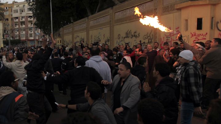 Les pro et anti-Mohamed Morsi se sont affront&eacute;s aux abords du palais pr&eacute;sidentiel au Caire (Egypte), le 5 d&eacute;cembre 2012. (MOHAMED ABD EL GHANY / REUTERS)