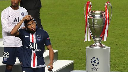 La déception de Kylian Mbappé après avoir perdu la finale de la Ligue des champions lors du Final Four à Lisbonne contre le Bayern Munich, le 23 août 2020. (MIGUEL A. LOPES / AFP)