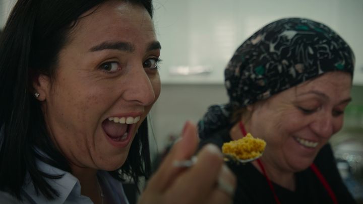 La Tunisienne Ons Jabeur avec sa mère à Tunis. Extrait du documentaire "Break point" sur Netflix. (Courtesy of Netflix)