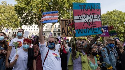 Un rassemblement devant le 10&nbsp;Downing Street à Londres pour réclamer&nbsp;une reconnaissance légale pour les personnes non binaires, le 12 septembre 2020, au Royaume-Uni. (WIKTOR SZYMANOWICZ / NURPHOTO / AFP)