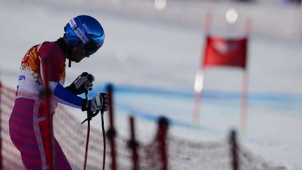 Brice Roger baisse la tête après sa descente d'entraînement à Sotchi (OLIVIER MORIN / AFP)