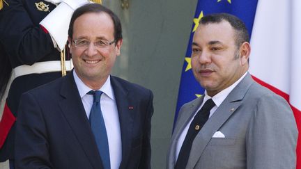 Fran&ccedil;ois Hollande et le roi du Maroc, Mohammed VI, &agrave; l'Elys&eacute;e, &agrave; Paris, le 24 mai 2012. (JOEL SAGET / AFP)