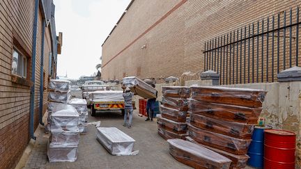 Mais à l’autre bout de la chaîne, les fabricants de cercueils sont eux aussi sous la pression d'une mortalité record depuis plusieurs mois. L'usine Enzo Wood de Johannesburg ne prend plus de commandes.&nbsp; &nbsp; (GUILLEM SARTORIO / AFP)