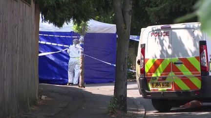 Mardi 13 juin, trois personnes ont été retrouvées mortes à Nottingham, au Royaume-Uni, et trois autres sont hospitalisées. Un homme de 31 ans a été arrêté par la police, qui n'exclut aucune piste. (FRANCEINFO)