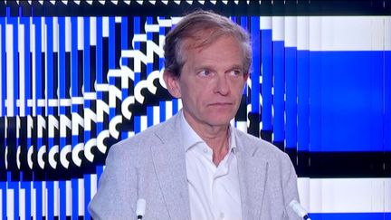 Le docteur Fréderic Saldmann, auteur de l'ouvrage "On n'est jamais mieux soigné que par soi-même", était l'invité du journal de 23 heures de franceinfo, jeudi 25 juin. (FRANCEINFO)