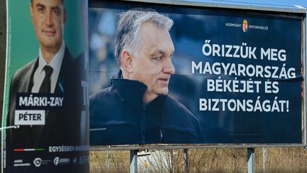 Des affiches électorales du Premier ministre hongrois Viktor Orban (D) et de l'opposant Peter Marki-Zay (G), le 28 mars 2022 à&nbsp;Kisvarda, dans le nord-est de la Hongrie.&nbsp; (ATTILA KISBENEDEK / AFP)