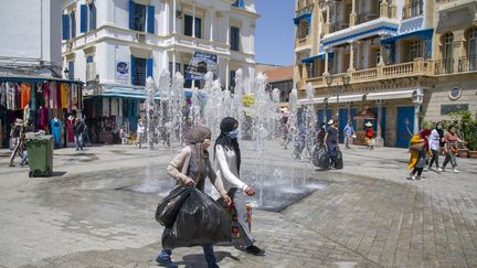 Des habitants&nbsp;faisant leurs emplettes après la levée progressive des mesures contre le coronavirus à Tunis, le 11 mai 2020.&nbsp; (YASSINE GAIDI / ANADOLU AGENCY)