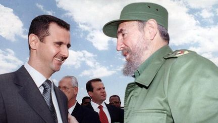 Le président syrien Bachar al-Assad saluant Fidel Castro à son arrivée à Damas en mai 2001.  (AFP/ SANA)