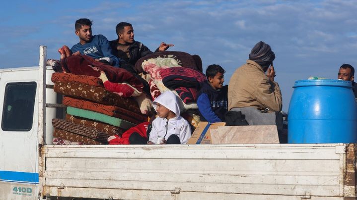 Une famille palestinienne fuit la ville de Khan Younès pour aller à Rafah, plus au sud de la bande de Gaza, le 24 janvier 2024. (AFP)