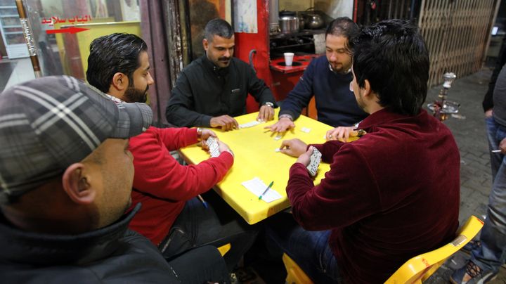 Des Irakiens attabl&eacute;s dans un caf&eacute; de la capitale, Bagdad, apr&egrave;s la lev&eacute;e du couvre-feu, dans la nuit du 7 au 8 f&eacute;vrier 2015. (ALI AL-SAADI / AFP)