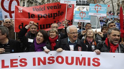 Des manifestants participent à une "Marche pour la VIe République", le 18 mars 2017, à Paris. (JACQUES DEMARTHON / AFP)