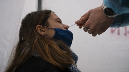 Un test antigénique pratiqué le 19 décembre 2020, à Paris.&nbsp; (JEANNE FOURNEAU / HANS LUCAS / AFP)